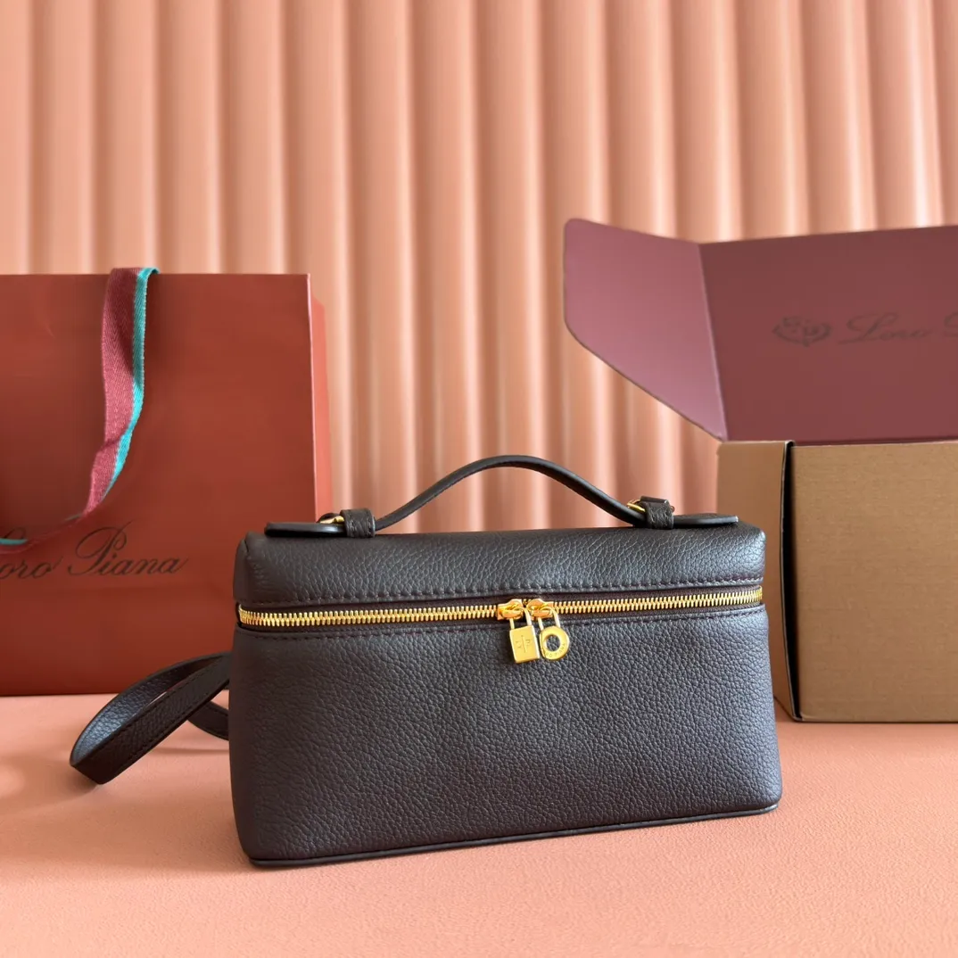 p1160💋💋💋【Original leather configuration counter complete set of packaging】 𝐋𝐨𝐫𝐨 𝐏𝐢𝐚𝐧@ Extra pocket L19 series handbag/crossbody bag, all steel, the most comfortable life is the undefined life, just like loro The material design of pian@ does not require complicated design styles. The simple and soft outline is elegant and durable, like an exquisite cosmetic case, which perfectly balances appearance and functionality. The leather is delicate and feels as soft as butter. The small bag has a large capacity. It is not only portable with a thin shoulder strap, but can also be worn cross-body. Sisters who have a special liking for minimalist style can buy it. It is simple and versatile. The simpler, the more different. Stars and Instagram celebrities are all planting it. There are two sizes of 19 cm and 27 cm. One is exquisite and casual, and the other is elegant and grand. Size: Small: length 19×width 7×height 12cm (